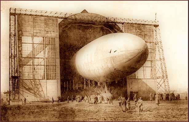 Дирижабль Бриз покидает строительный ангар